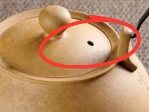 Tại sao có 1 lỗ nhỏ trên nắp ấm trà?