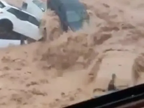 VIDEO: Mưa lũ kinh hoàng cuốn trôi ô tô trên đường phố châu Âu, người dân tuyệt vọng mắc kẹt trên các ban công