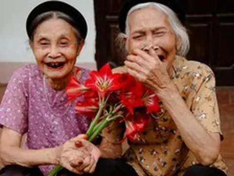 Khi cha mẹ bắt đầu "lúc nhớ lúc quên": Cả nhà vừa nói xong vẫn hỏi lại, con cháu cứ tưởng cụ "điếc" do tuổi già