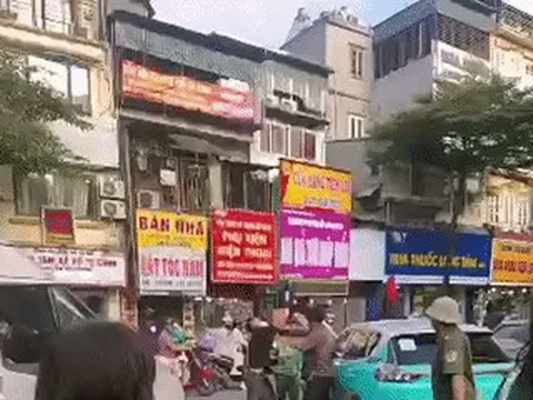 Nhóm đối tượng đánh một người đàn ông trước cổng Bệnh viện Đại học Y Hà Nội