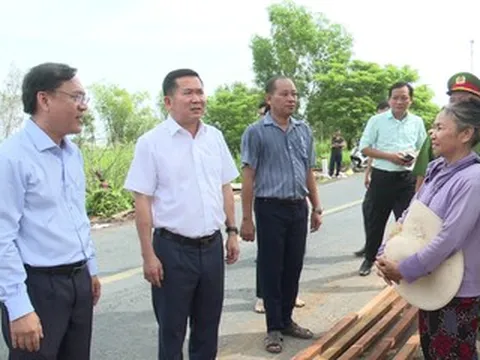 Ông Đinh Văn Nơi trao 240 triệu đồng hỗ trợ 4 hộ dân bị cháy nhà ở An Giang