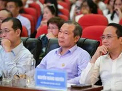 Nhà hảo tâm rơi nước mắt, tặng 50 triệu cho nữ SV 'mong nằm mơ biết mặt cha mẹ 1 lần'