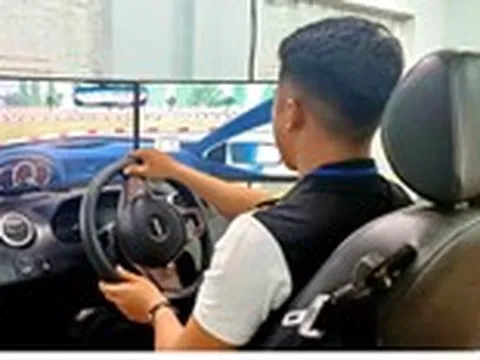 Ra đường không ai hỏi anh thi bằng lái xe bao nhiêu điểm mà hỏi anh có biết lái xe không