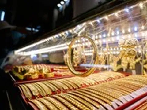 Giá vàng hôm nay 5-10: Vàng thế giới tăng nhẹ, vẫn loay hoay dưới 4.200 USD