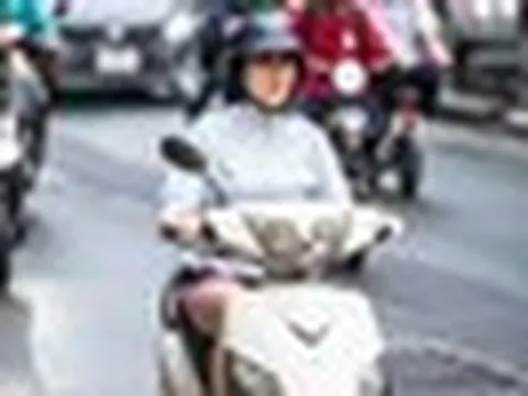 Hà Nội giảm gần 10°C, người dân mặc đồ 'trên đông dưới hè' xuống phố