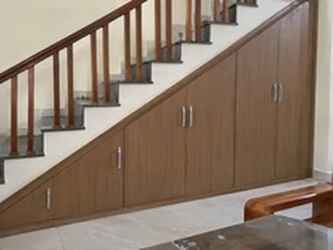 Tại sao ngày càng nhiều gia đình không còn đóng tủ kín gầm cầu thang? 2 cách xử lý mới thoáng mắt, tận dụng không gian tốt hơn