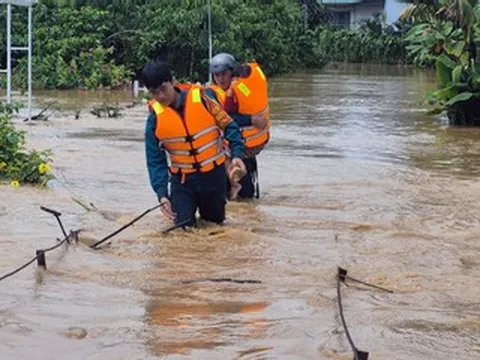 Nước lũ dữ cuồn cuộn đổ về có nơi ngập hơn 1m, hàng chục hộ dân sơ tán khẩn