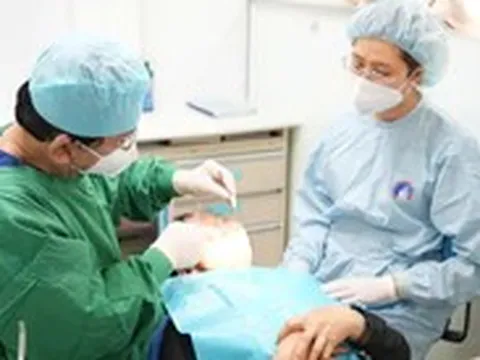 Bác sĩ cảnh báo tâm lý người cao tuổi dùng hàm răng giả nhiều năm nhưng không kiểm tra