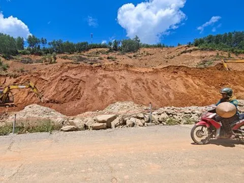 Đào hơn 100.000m³ đất đá xử lý quả đồi nứt, sạt trượt đe dọa tuyến đường huyết mạch ở Huế