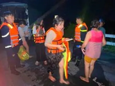 TP.HCM giải cứu 12 người dân khỏi vùng nước ngập