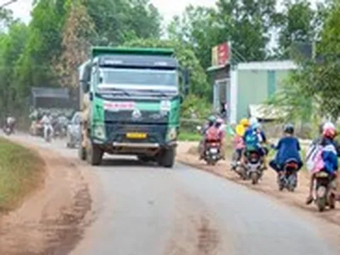 Học sinh nép sát hố bùn trên đường xe tải nối đuôi nhau chạy ngày đêm