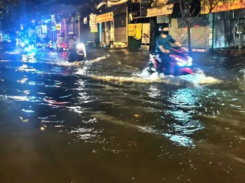 Mưa lớn 30 phút, đường Mã Lò ở TP.HCM ngập, người dân bì bõm về nhà trong đêm