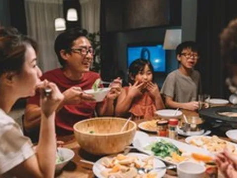 Cha mẹ thông thái dạy con: Được người khác mời ăn, dù thân đến đâu cũng nhớ 3 điều không nên làm!