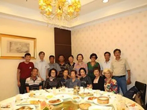 Đi họp lớp được hỏi lương hưu, tôi phát hiện người nhận lương 30 triệu đồng luôn buồn bã, người hơn 10 triệu lại hài lòng