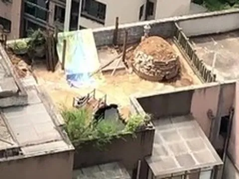 Mua nhà 8 năm mới phát hiện ngay trên trần phòng khách là một ngôi mộ