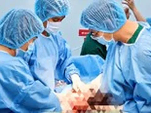 Bóc khối u nang buồng trứng 'khủng' cho cụ bà 70 tuổi