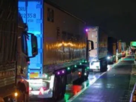Kẹt xe nghiêm trọng trên cao tốc Hòa Liên - Túy Loan, 3 giờ đi chưa được 4km
