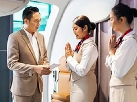 Vì sao tiếp viên hàng không nhìn vào giày của hành khách khi lên máy bay?