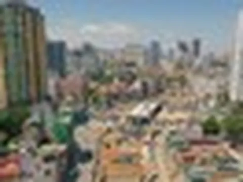 Cận cảnh công trường hai cầu vượt trên tuyến Vành đai 1 ở Hà Nội