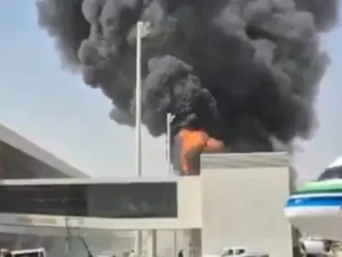 NÓNG: Sân bay thủ đô Saudi Arabia bị tấn công, loạt nước phát cảnh báo nguy hiểm
