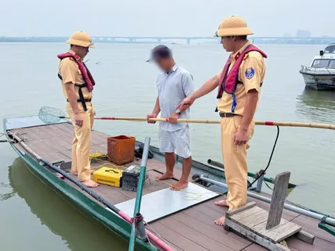Phát hiện người đàn ông dùng kích điện đánh cá trái phép trên sông Hồng