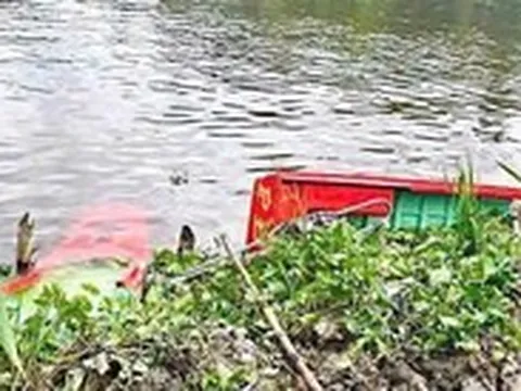 Cần Thơ: Vỏ lãi gãy đôi, người điều khiển tử vong