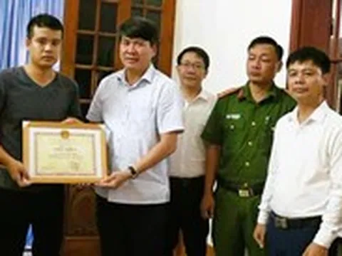 Truy tặng giấy khen người đàn ông 67 tuổi lao xuống kênh cứu sống 2 cháu nhỏ