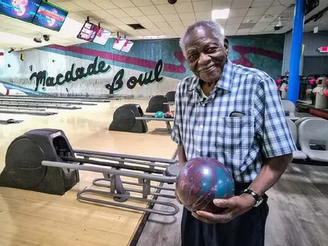 Cụ ông 100 tuổi vẫn chơi bowling như giới trẻ, tiết lộ bí quyết sống thọ giản dị