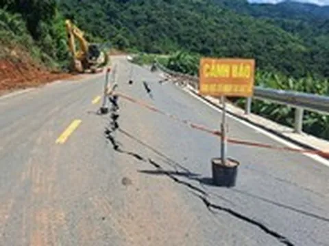 Sụt lún gần nửa mặt đường trên đèo Đại Ninh