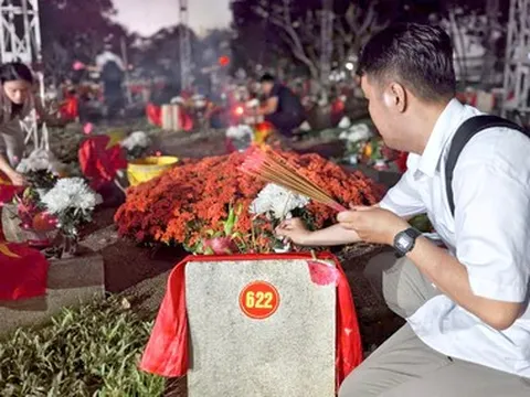 Đêm nay, nhiều người dân đến dâng hương các liệt sĩ công viên Lê Thị Riêng tại Nghĩa trang liệt sĩ TP.HCM
