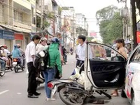 Mở cửa xe suýt gây tai nạn cho người đi đường, không xin lỗi mà còn giơ tay ra dọa