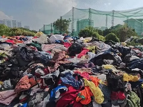 Cận cảnh núi quần áo bị đổ bỏ ở Hà Nội, người dân tranh thủ nhặt về