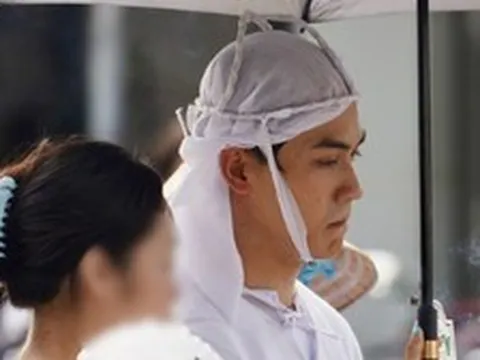 Võ Điền Gia Huy bật khóc đưa tiễn mẹ về nơi an nghỉ, Tóc Tiên và các đồng nghiệp có mặt chia buồn