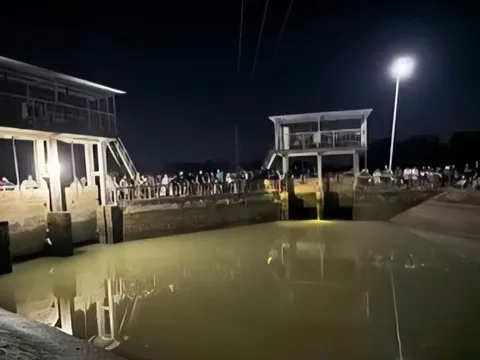 Người mẹ nhảy xuống kênh cứu con, cả hai mẹ con tử vong