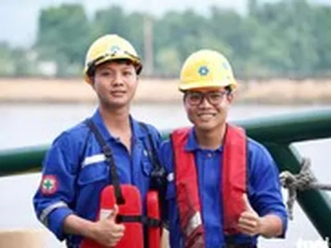 Hơn 18h, đoàn lai dắt vòm thép 3.400 tấn dừng nghỉ tại cầu phao ở Cần Giờ an toàn