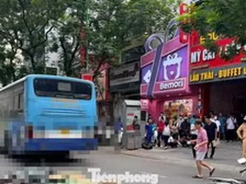 Va chạm giữa xe buýt và xe máy tại Hà Nội, một cô gái tử vong tại chỗ