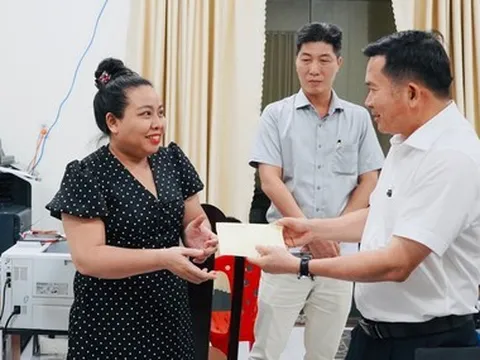 Ông Đinh Văn Nơi trao 100 triệu đồng hỗ trợ cán bộ tăng ca giải quyết thủ tục hành chính cho dân