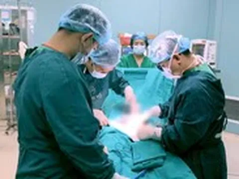 Suýt hoại tử tinh hoàn vì tự đeo vòng kim loại 3cm
