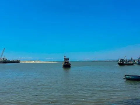 Chìm tàu cá, 4 người mất tích