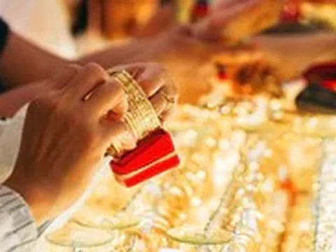 Giá vàng hôm nay 23-10: Vàng thế giới bất ngờ giảm hơn 100 USD/ounce