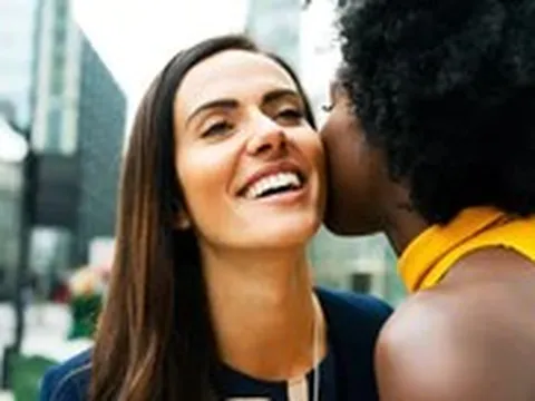 Bắt tay, ôm hay hôn má: Đâu là ranh giới giữa khác biệt ứng xử và sự thiếu tôn trọng?