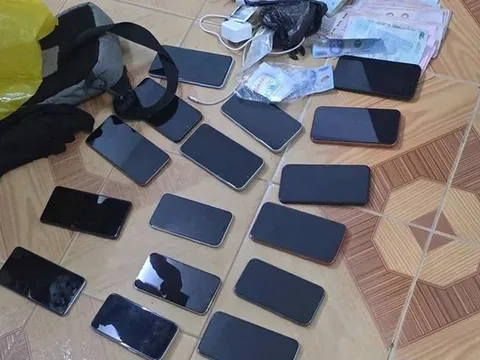 Bắt giữ 3 thiếu niên nghi trộm 20 chiếc điện thoại và cùng nhiều ngoại tệ
