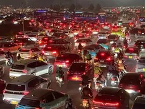Cả vạn người xoay xở thoát khỏi sân Mỹ Đình lúc nửa đêm