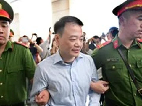 Cận cảnh Shark Bình, Mr Pips cùng các bị cáo được cảnh sát dẫn giải đến tòa