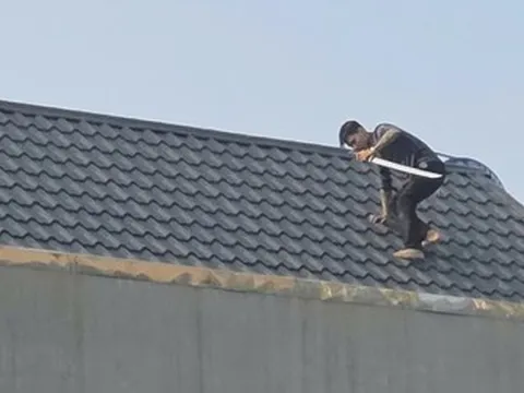 Đã bắt được 2 đối tượng cầm kiếm cố thủ hơn 10 giờ trên mái nhà ở Thanh Hóa