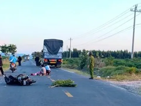 Va chạm xe tải trên đường, 2 người đi xe máy tử vong thương tâm