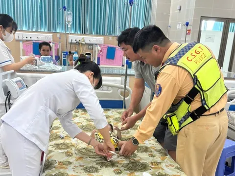 CSGT kịp thời chở bệnh nhi suy hô hấp cấp vào viện cấp cứu